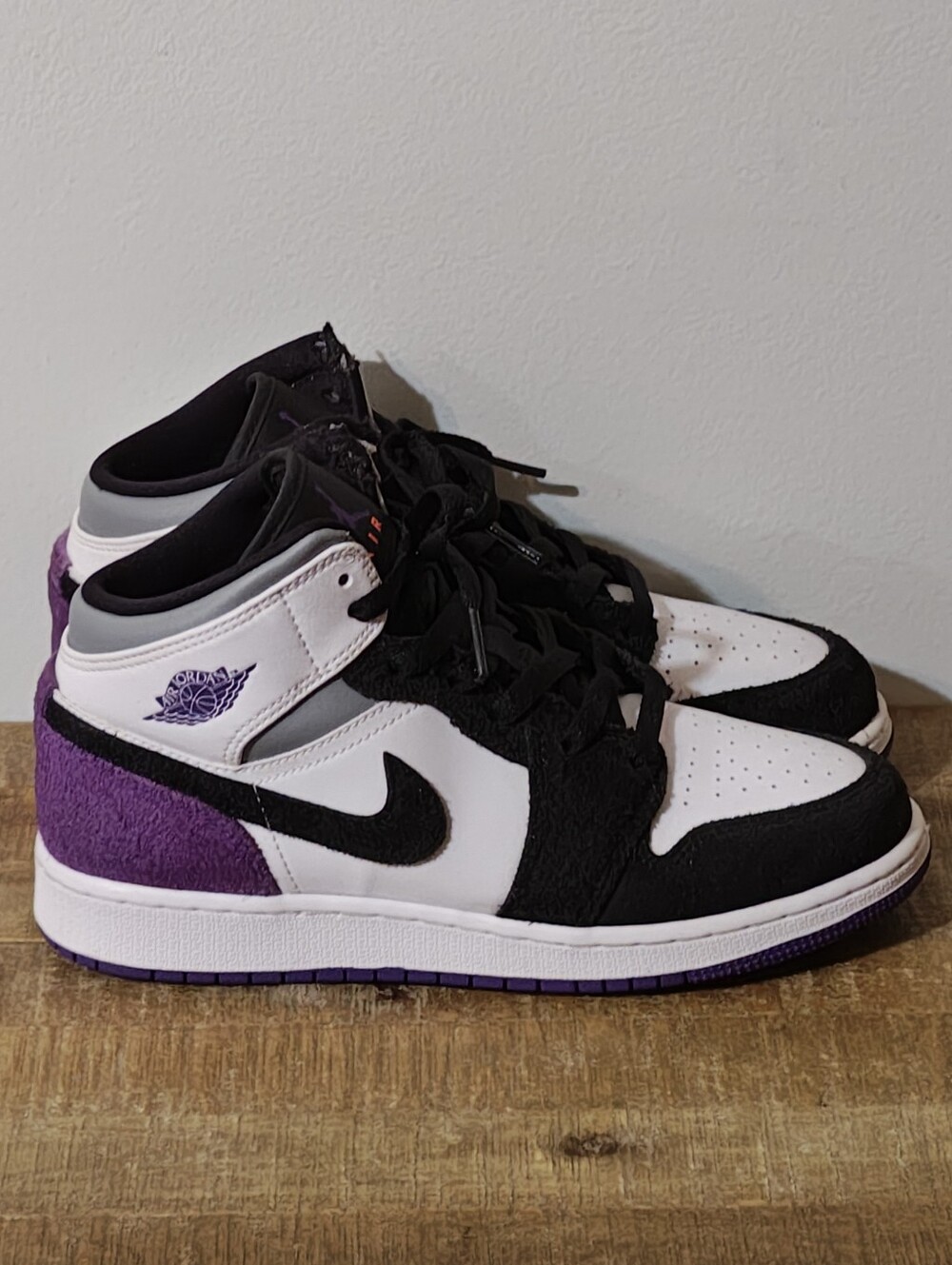 Jordan 1 Mid SE 'Varsity Purple' (GS) Kid's Size 6.5Y / Women's Size 8 - Picture 4 of 7